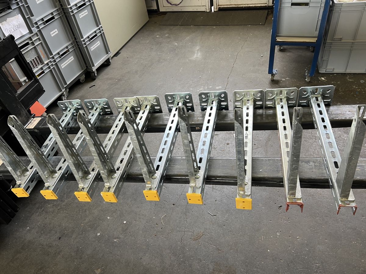 Tutti gli attrezzi: Verzinkte Konsohlen ,60cm, neuwertig,m – Usato da Mellingen venduto da Oelquelle