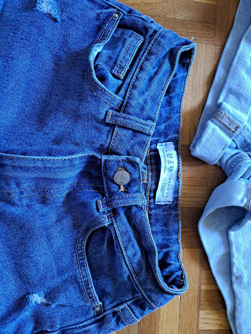Hosen: 2 kurze Jeansshorts Damen Grösse 34  – Gebraucht aus Muttenz von DesiW88 2