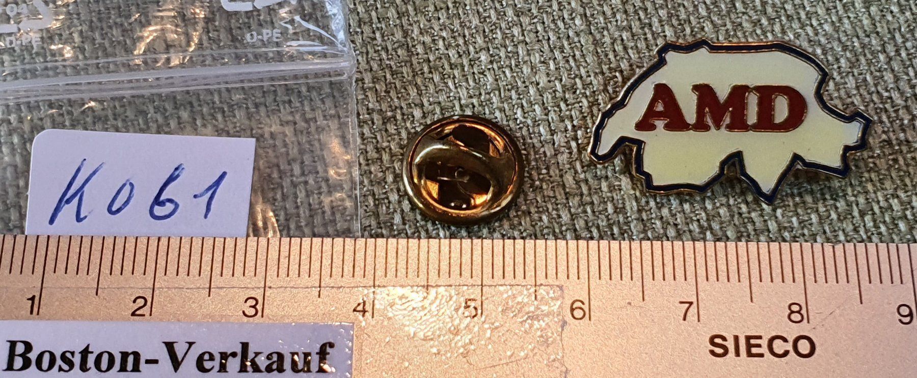 Placchette & Badge: K061 - Pin Schweiz AMD – Usato da Reinach BL venduto da Boston-Verkauf 1