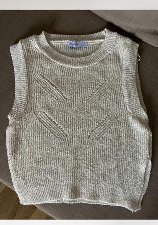 🧸 Stradivarius cream knit vest 