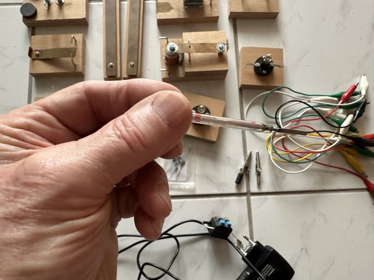 Spielzeuge: Der kleine Elektrotechniker – Gebraucht aus Oberengstringen von Affeier0 1