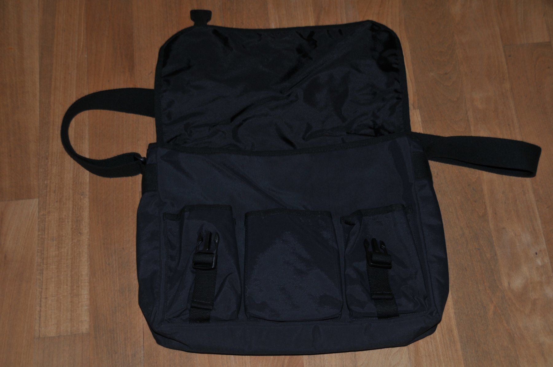 Adidas Borse: coole adidas Tasche für Freizeit oder Laptop - Top Zustand – Usato da Winterthur venduto da Schwestere 3
