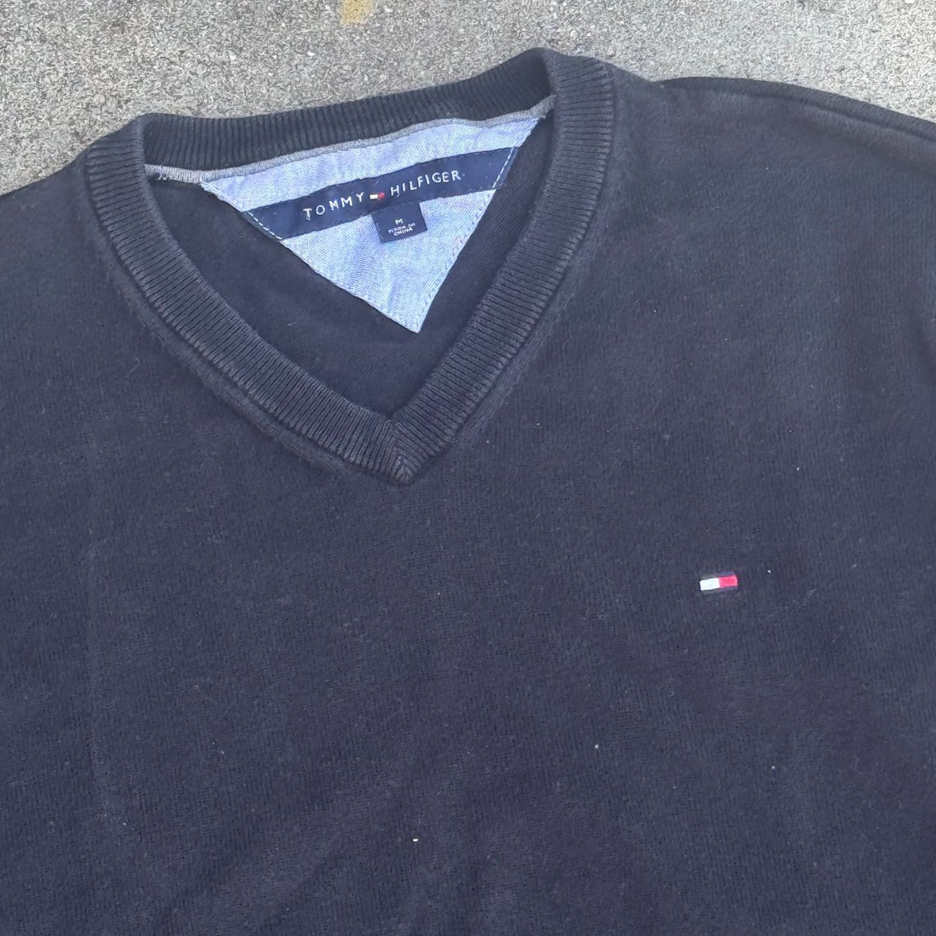 Tommy Hilfiger Maglioni & Felpe: Tommy Hilfiger v-neck classic sweatshirt pullover pull – Usato da St. Gallen venduto da sourced_limited 1