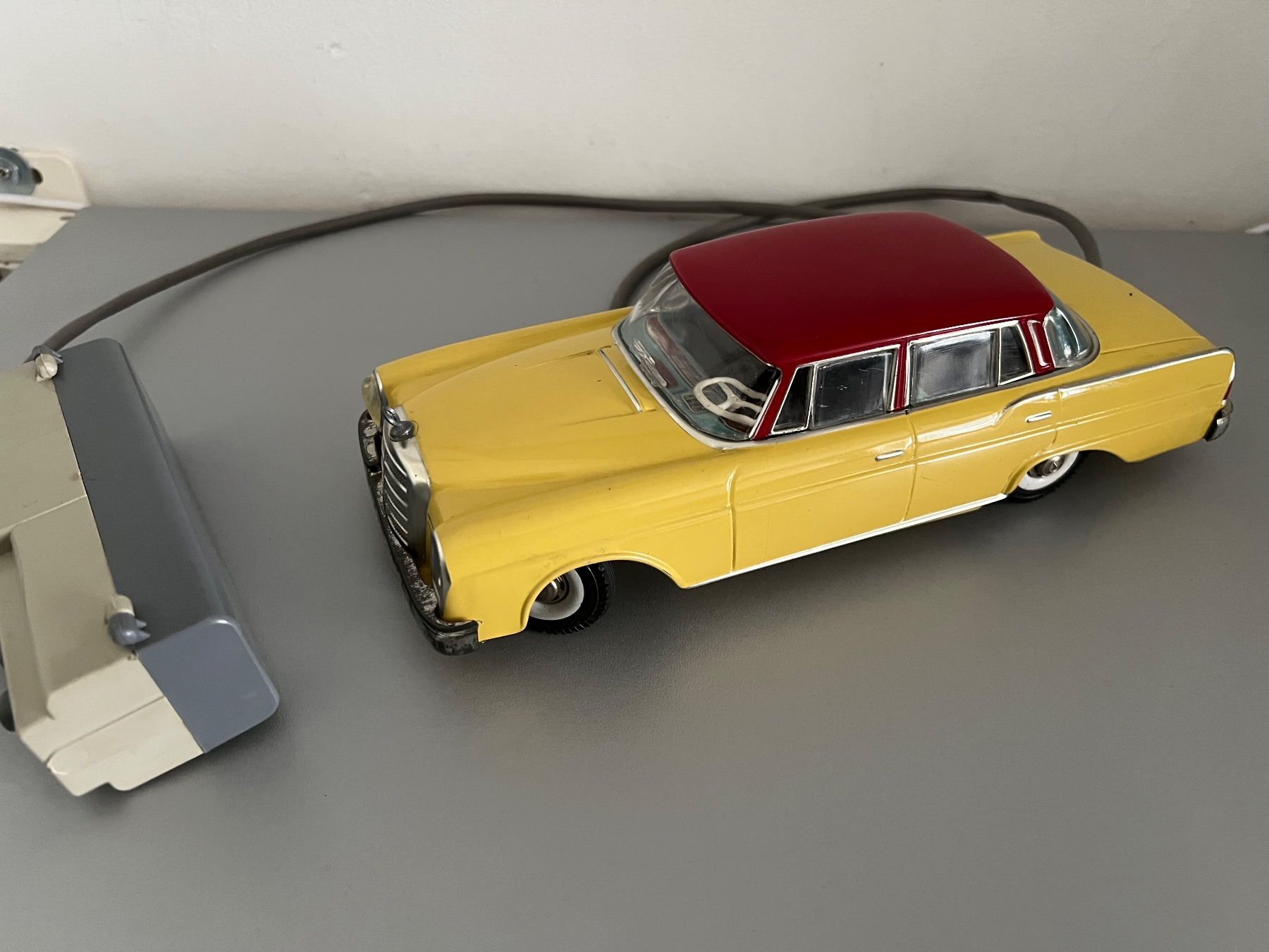 Mercedes-Benz Modellini d'auto: Huki Mecedes Benz 220 SE Modellauto – Usato da Goldach venduto da erika94 3