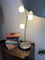 kleine Stehlampe mit drei Leuchtkugeln