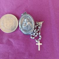 antikes winziges Döschen mit Rosenkranz