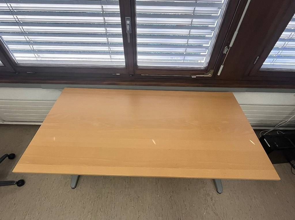 Tavoli: Tisch mit Holzplatte; höhenverstellbar – Usato da Konolfingen venduto da wullehus 2