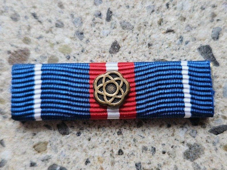 Schweizer Armee Plaketten & Abzeichen: *** Diensttage Ribbon 1 Broce Rosette *** – Neu und originalverpackt aus Riedholz von fr_sIruP