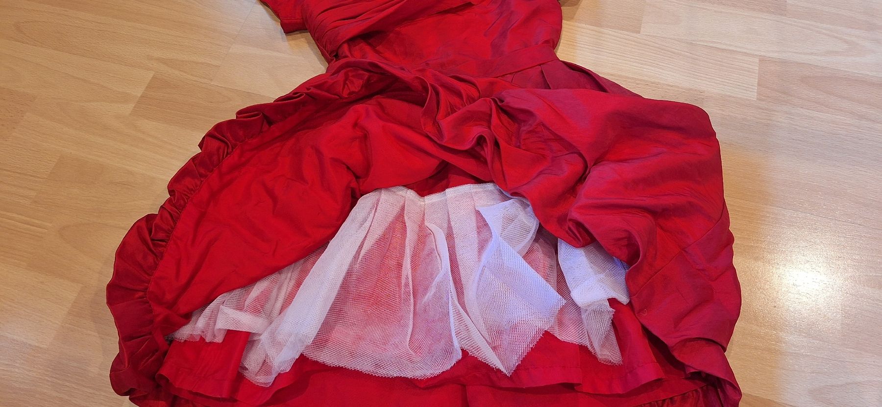 Kleider & Röcke: Rotes Festkleid  – Gebraucht aus Oberägeri von run_cj6q 1