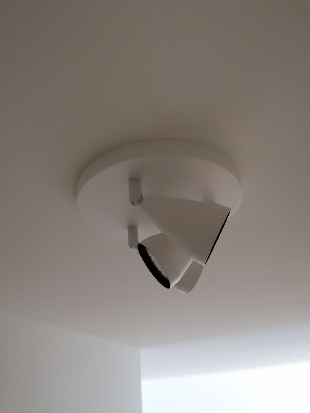 Ikea Kronleuchter & Deckenlampen: Ikea White Ceiling Lights with 3 Bulbs. Like new. – Gebraucht aus Zürich von thesuccessnow 2