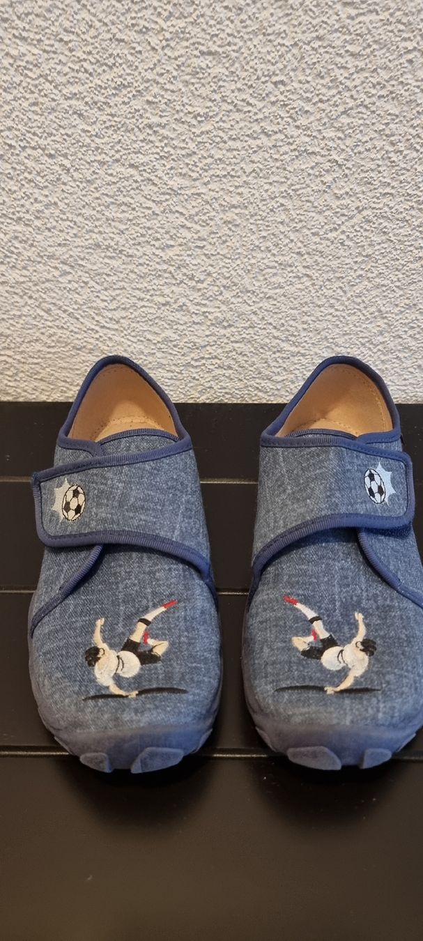 Scarpe per ragazzi: Hausschuhe 36 Elefanten – Usato da Glattpark(Opfikon) venduto da TatianaVladimirova