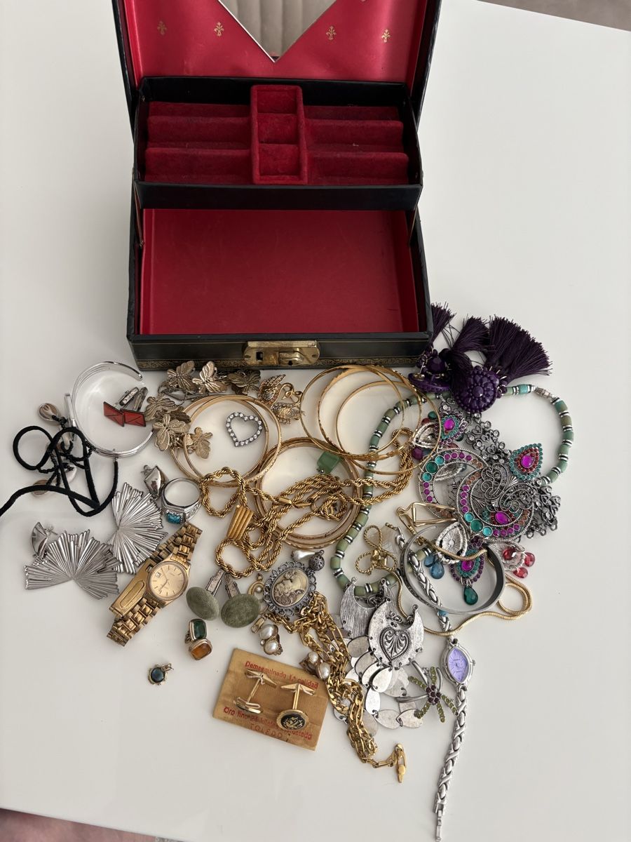 Autres bijoux: Schmuckschatulle mit viel Schmuck – D'occasion à Basel par tar92