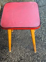 Tabouret vintage rouge avec pieds en bois occasion