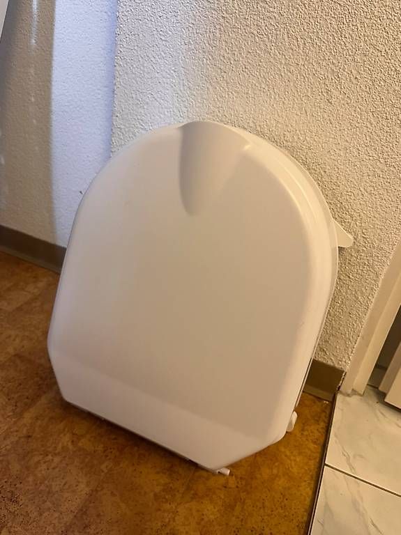 WC: Toilettensitzerhöhung mit Deckel – Usato da Steckborn venduto da bluepapillon 1