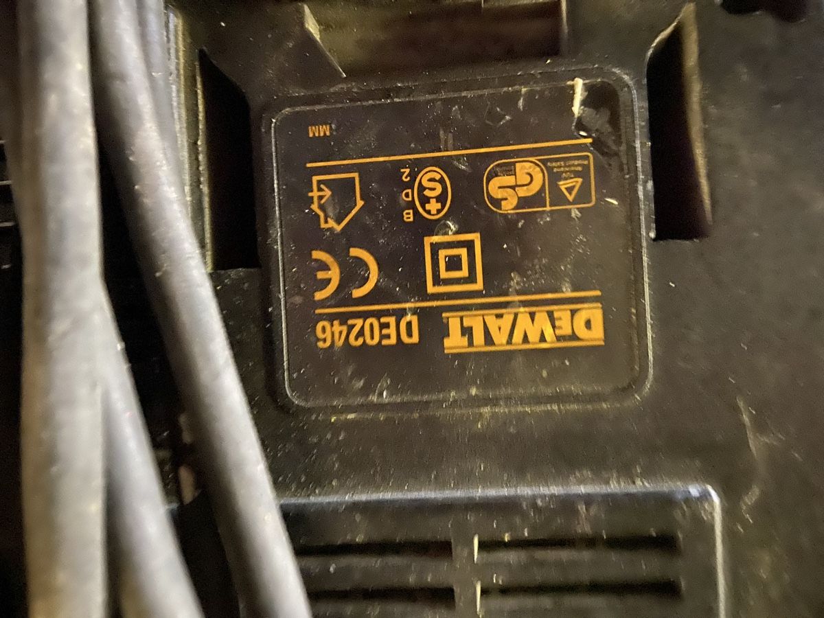 Dewalt Akkus & Batterien: Ladegeräte  – Defekt aus Gurmels von T7.220 2
