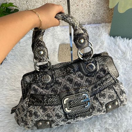 Guess Handtasche Schlangenprint Grau Schwarz Tasche Sommer