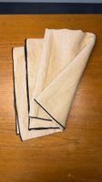 Elegante, weiche Sofadecke in Beige mit schwarzem Rand
