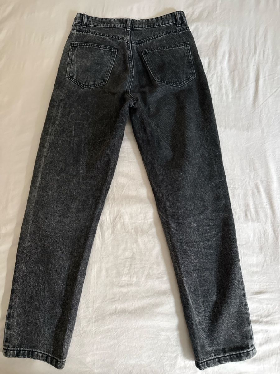 Pantaloni: Pantalon en jean gris délavé taille usagée – Usato da Crans VS venduto da mucciopasquale 1
