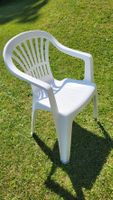 Gartenstuhl aus Kunststoff mit Sitzkissen
