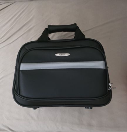 Schwarze Reisetasche, viel Platz für den Sommerurlaub ☀️👜