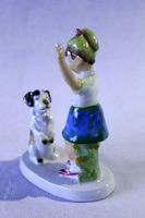 Porzellanskulptur MÄDCHEN MIT HUND, wohl um 1950, gemarkt