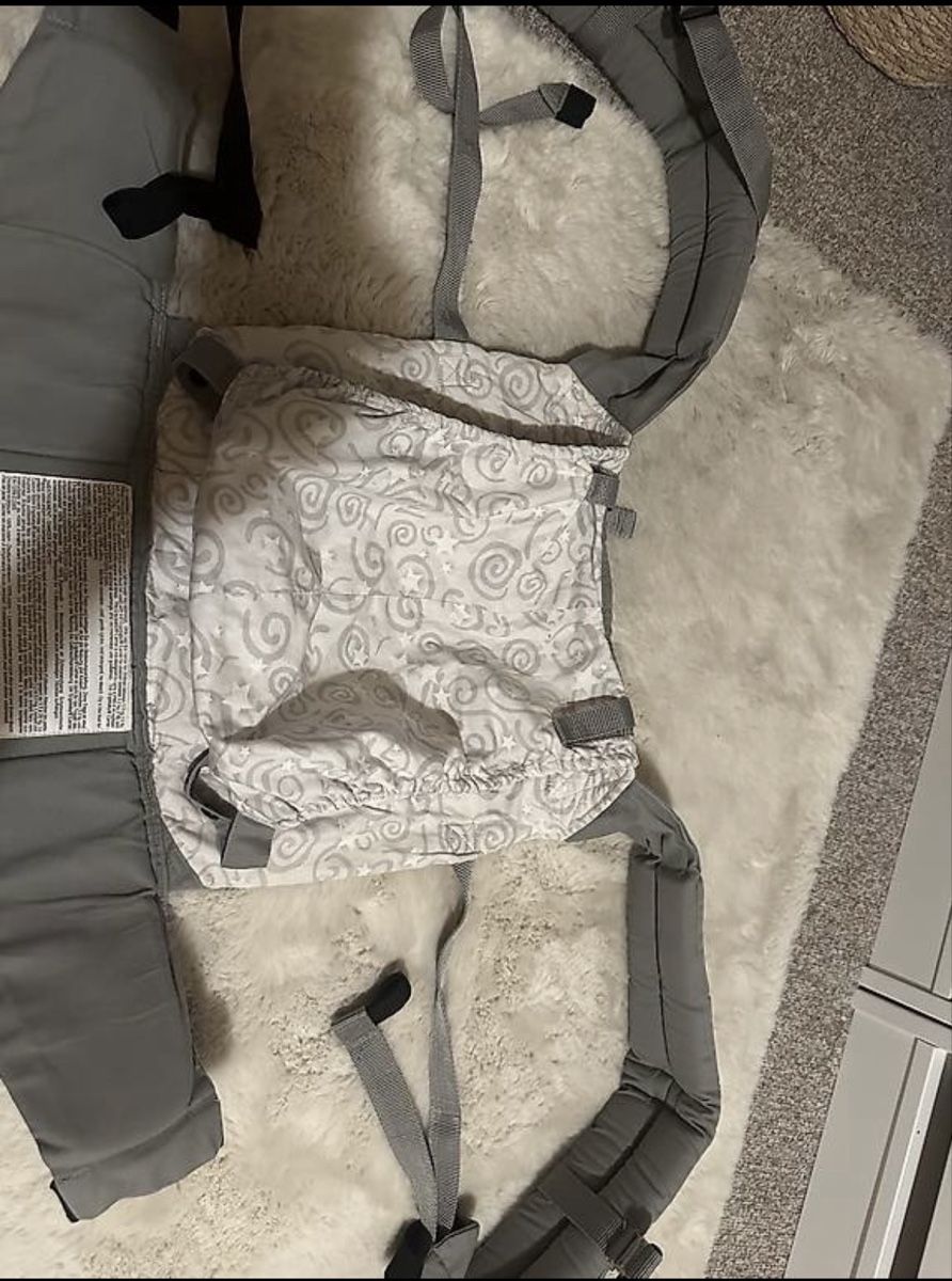 Ergo Baby Marsupi portabebè: Ergobaby Babytrage Grau mit Muster – Usato da Appenzell venduto da K.brei 1