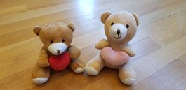 Zwei Plüschbären mit Herz rot und rosa