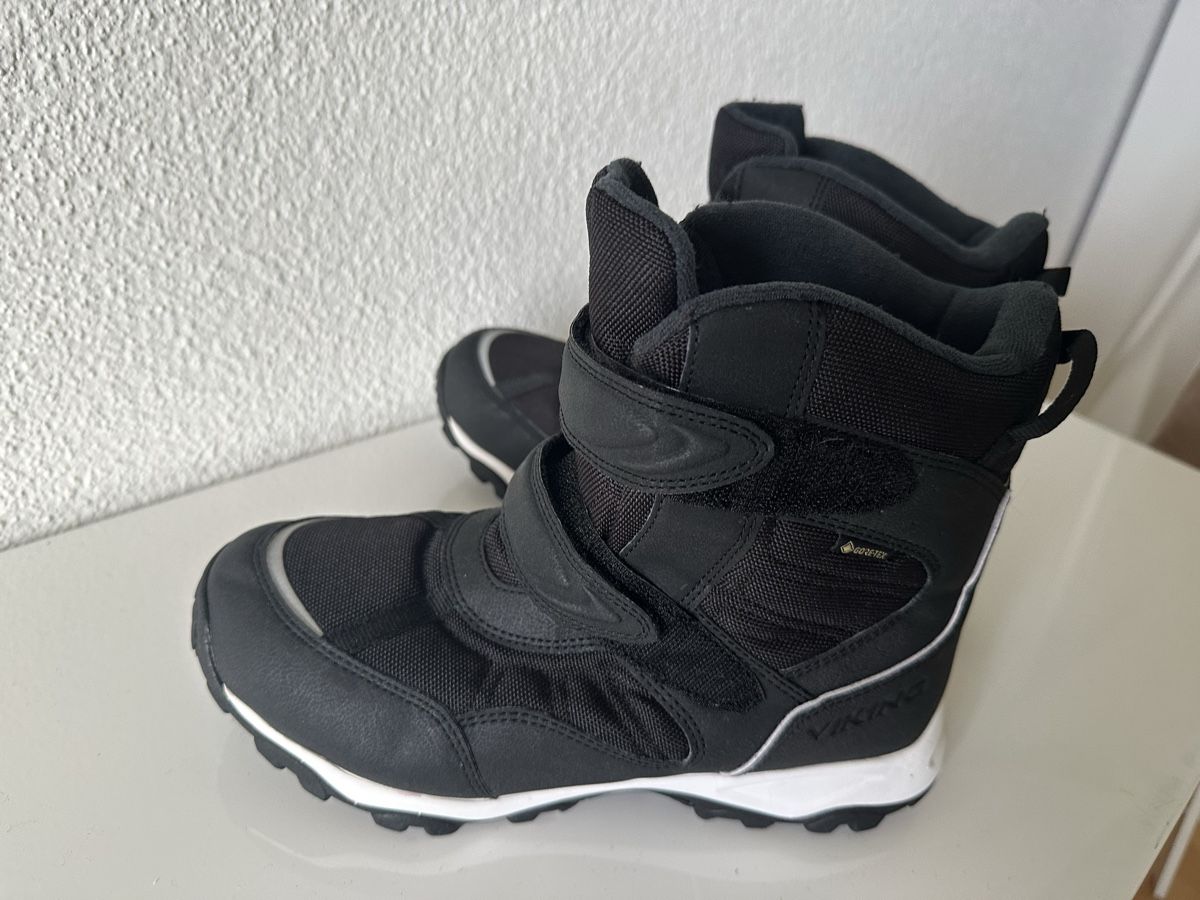 Scarpe da uomo: Gefütterte Snowboots, neuwertig – Usato da Männedorf venduto da Ewallstreet 1