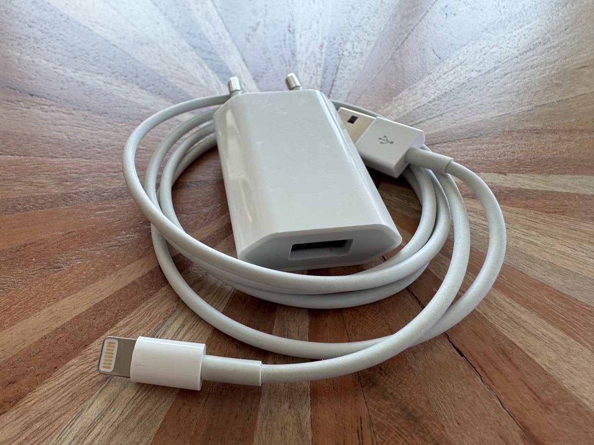 Apple Kabel: Lightning USB Ladekabel Ladegerät Data iPhone 11 12 13 14 – Gebraucht aus St. Gallen von hae_6rmh 2
