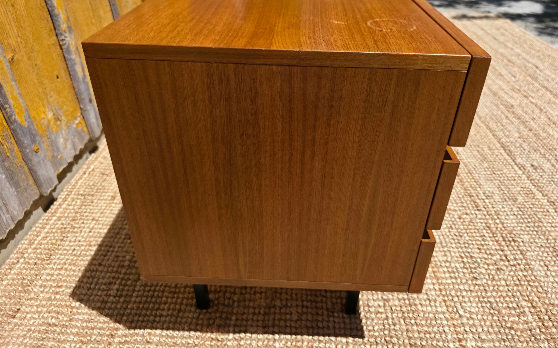 Cassettiere: Mid Century  Minimalist Sideboard Nussbaum – Usato da Haslen AI venduto da Vintagelix 3