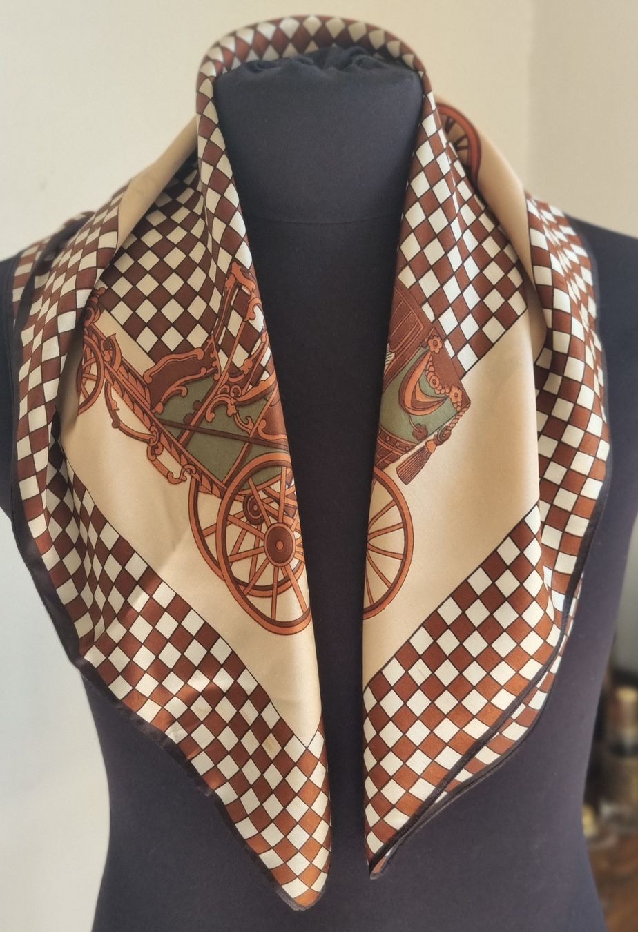 Foulards, Tücher & Schals: Foulard carré fenme – Gebraucht aus Borex von mab_28bf 2