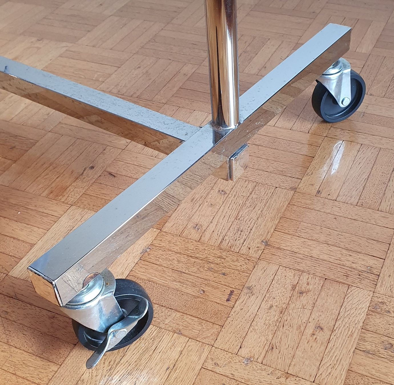 Guardaroba: Mobiler Kleiderständer rollbar klappbar verchromt – Usato da Zürich venduto da Eiwan 2