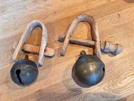 Alte Schellen mit Holzhalter