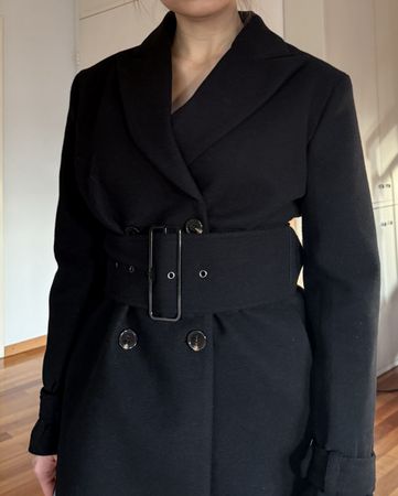 Elegant short coat with thick belt
