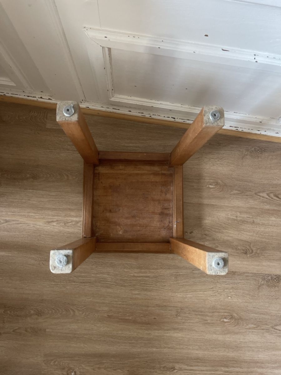 Tabourets: Hocker Holz kariertes Sitzpolster Gebraucht – D'occasion à schaffhausen par mau_7lb9 2