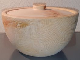 Handgedrechselter Topf aus Arvenholz
