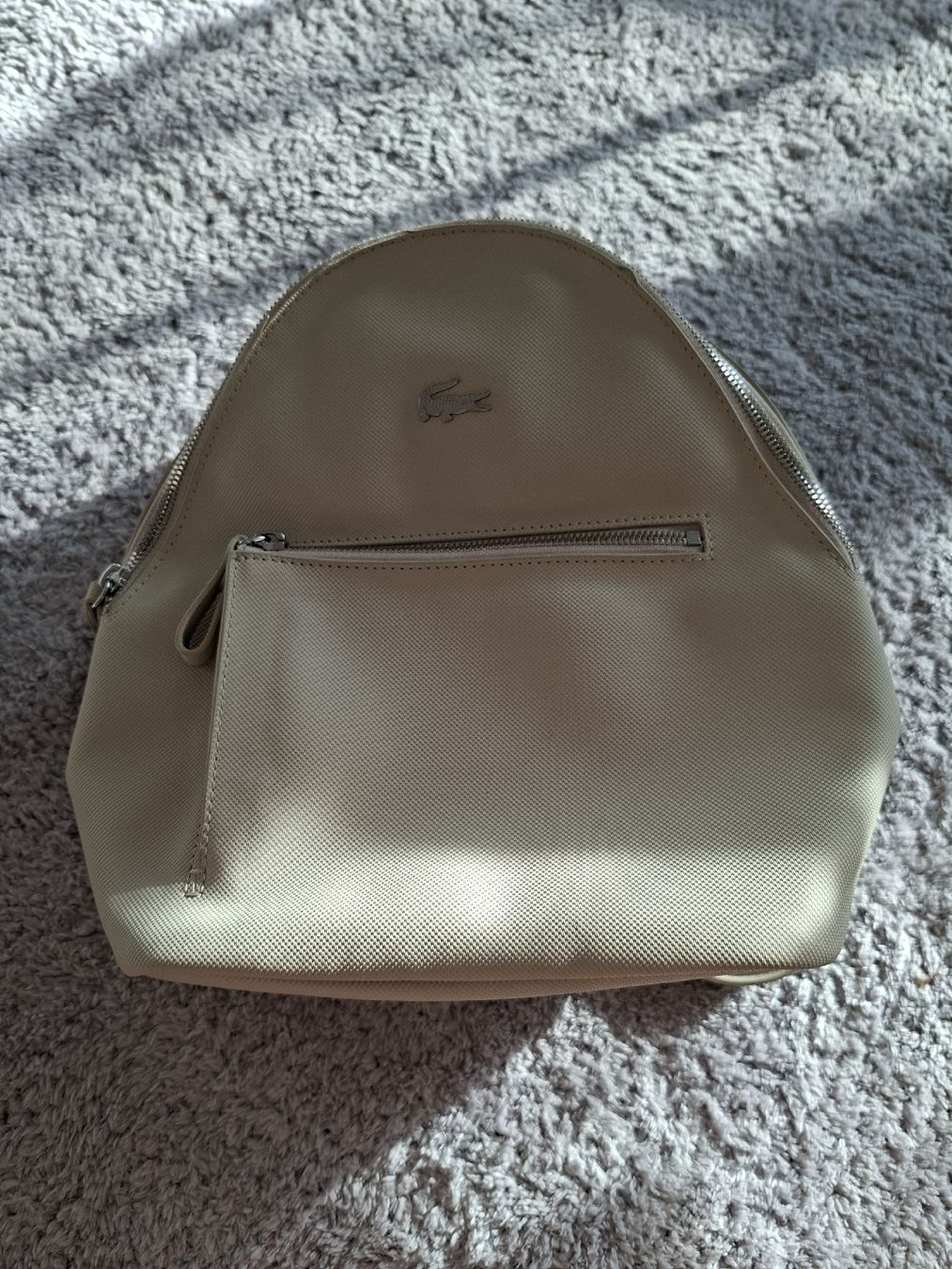 Lacoste Rucksäcke: Sac à dos Lacoste beige taille unique bon état – Gebraucht aus Renens VD von ser_j2fn
