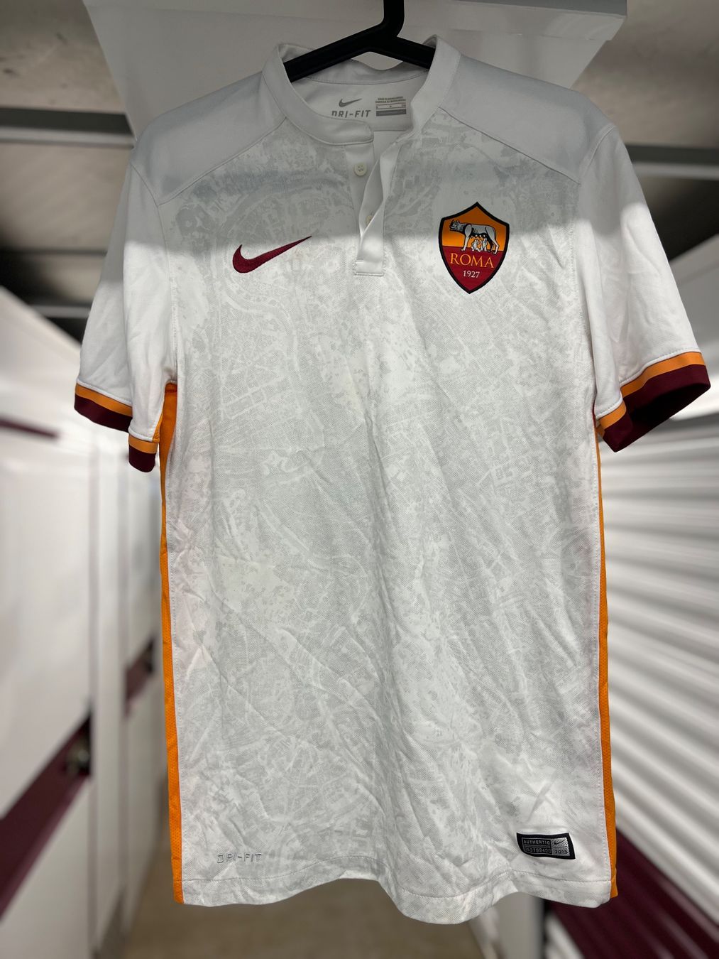 Nike Canottiere & Pantaloni: Nike AS Roma 2015-2016 away De Rossi – Usato da Cully venduto da DealerPrice