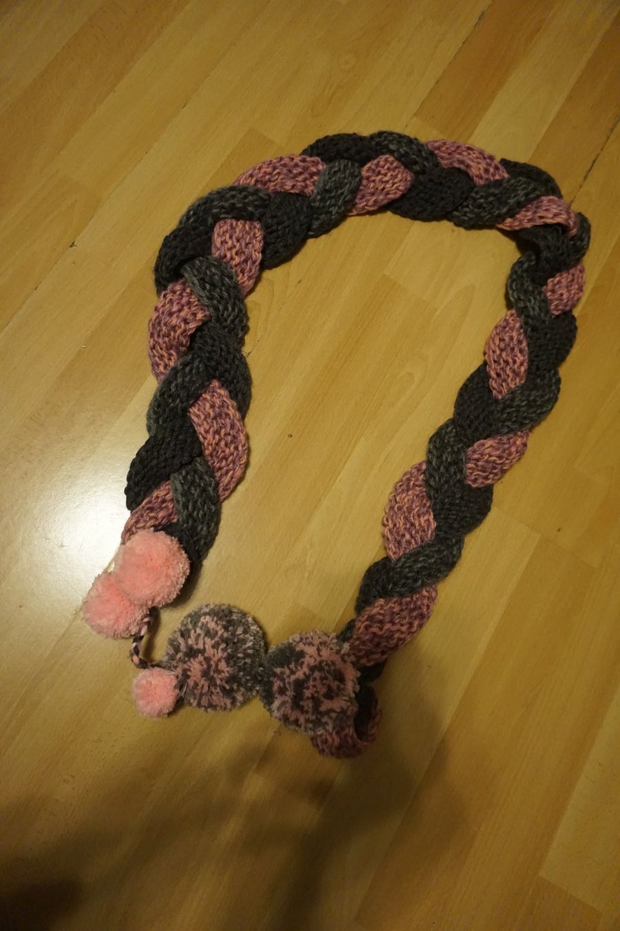 Foulard & Sciarpe: Warmer handgestrickter Schal mit Bommeln, Grau/Rosa. – Usato da Zürich venduto da einalemjena