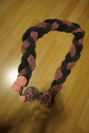 Warmer handgestrickter Schal mit Bommeln, Grau/Rosa.
