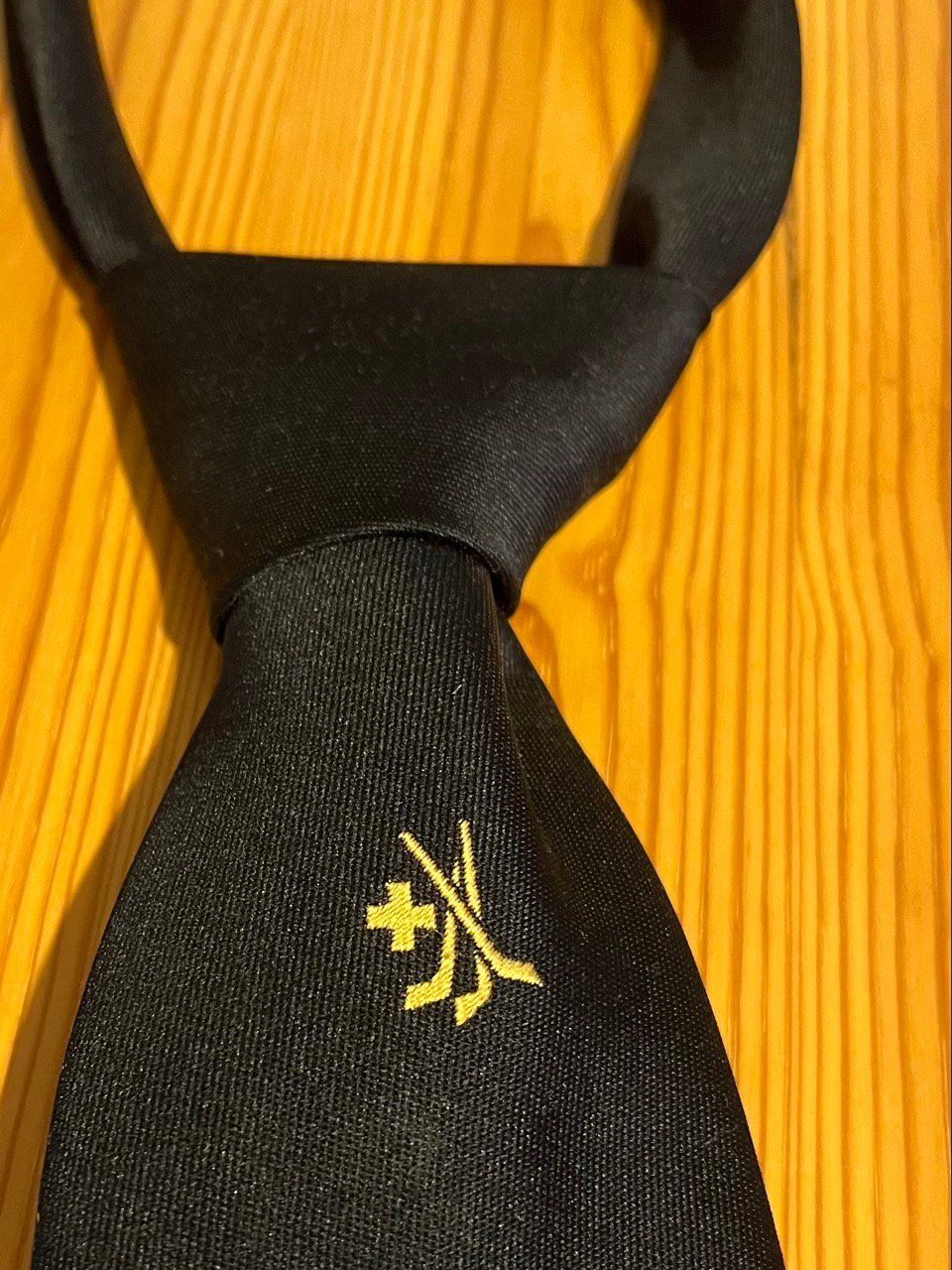 Krawatten: Krawatte mit Eishockey-Logo in dunkelblau – Gebraucht aus Brunnen von Asante 1