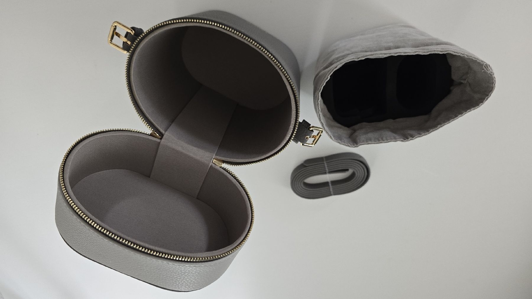 Borse da donna: Ulike cosmetic bag grey leather small with strap – Usato da Zürich venduto da Aldinian 3