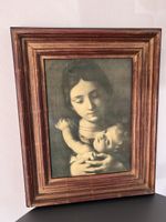 Antikes Wandbild „Madonna mit Kind“ im verzierten Holzrahmen