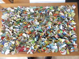 420 Pins aus Sammlung / Alle mit Verschluss
