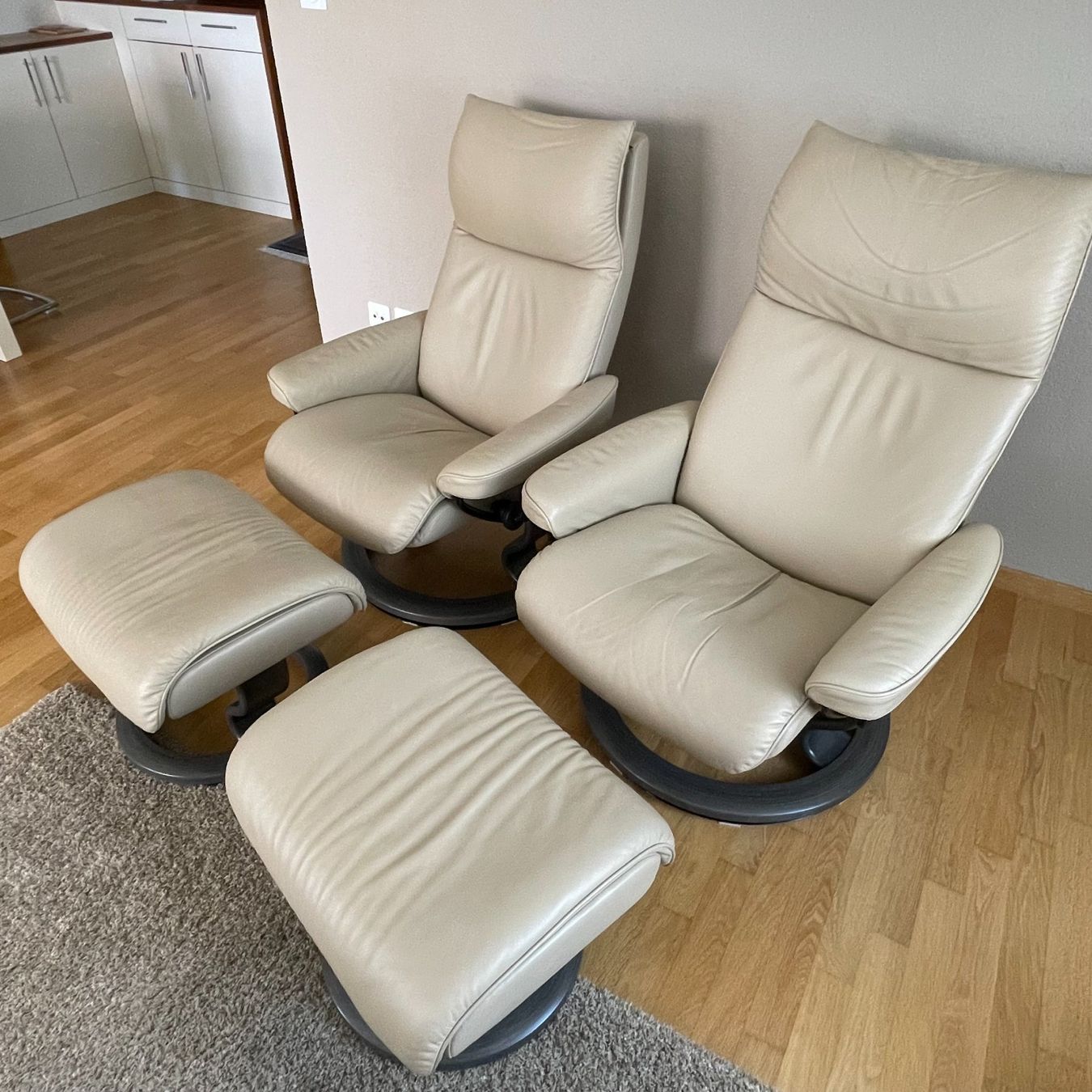 Sessel: 2 x Relaxsessel mit Hocker Leder beige Drehsessel – Gebraucht aus Andwil SG von Andwil11 1