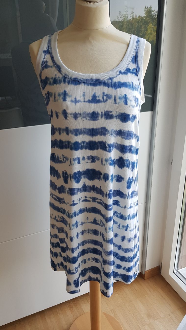 Marc Cain Vestiti: Wunderschönes Marc Cain Sommerkleid in Batikoptik – Nuovo e nell'imballaggio originale da Geuensee venduto da sonnenstunden 2