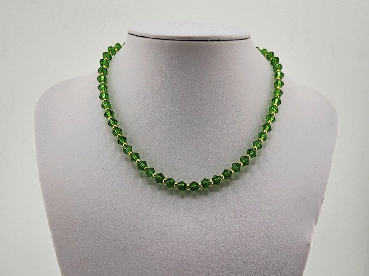 Catenine: Damenhalskette Grün facettiert mit Goldperlen – Nuovo e nell'imballaggio originale da Thalwil venduto da Seasons-Schmuck