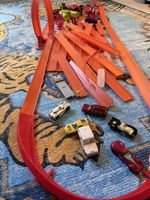 Hot Wheels Rennbahn Teile und Autos guter Zustand