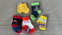 Babysocken und Handschuhe