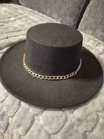 Chapeau melon noir avec chaîne dorée - Élégant !